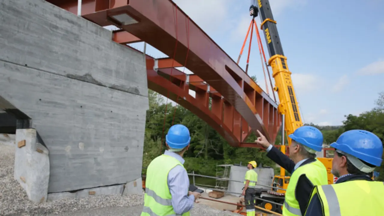 Las autoridades han visitado las obras del puente de Golbardo