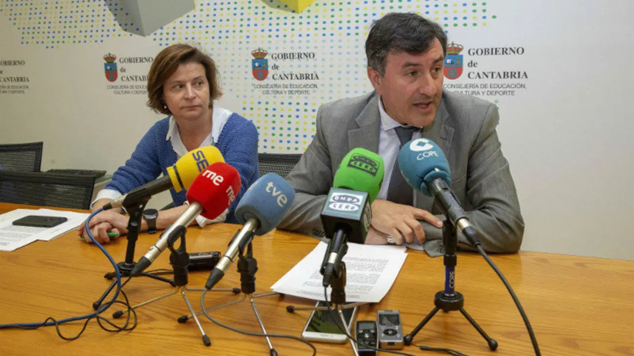 El consejero de Educaci&oacute;n, Cultura y Deporte, Francisco Javier Fern&aacute;ndez Ma&ntilde;anes, y la directora de Formaci&oacute;n Profesional y Educaci&oacute;n Permanente, Mar&iacute;a Jes&uacute;s Reimat