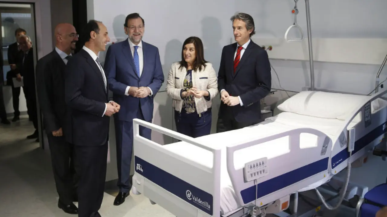 C&eacute;sar Pascual, Ignacio Diego, Mariano Rajoy, Mar&iacute;a Jos&eacute; Sa&eacute;nz de Buruaga e &Iacute;&ntilde;igo de la Serna, en marzo de 2015 en el Hospital Valdecilla
