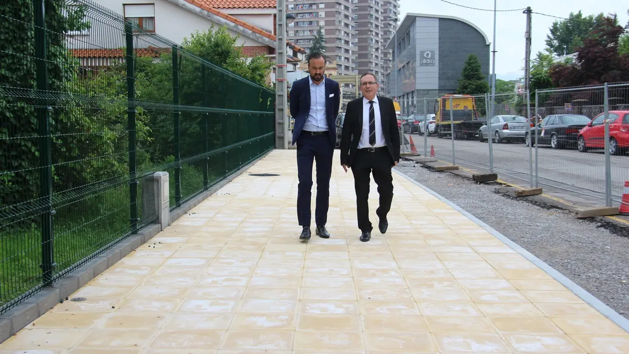 El alcalde de Torrelavega, Jos&eacute; Manuel Cruz Viadero, y el primer teniente de alcalde, Javier L&oacute;pez Estrada,