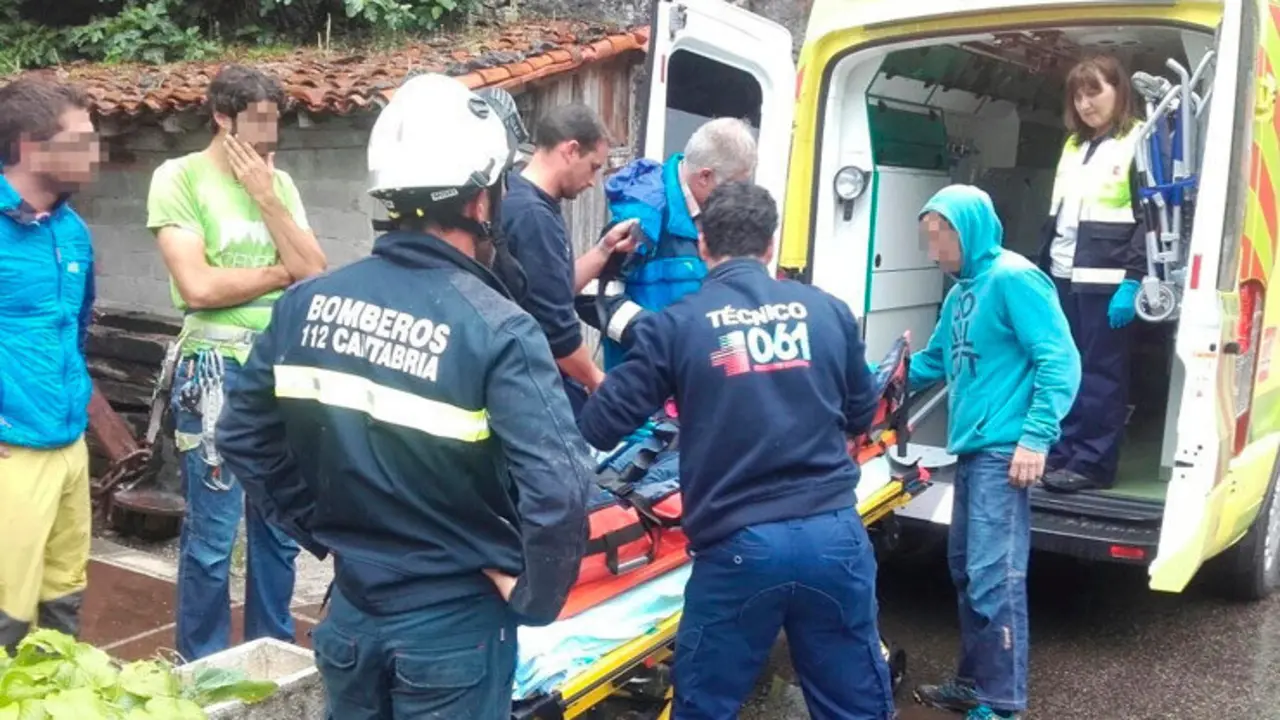 Evacuaci&oacute;n de la escaladora que ha sufrido un accidente en La Hermida