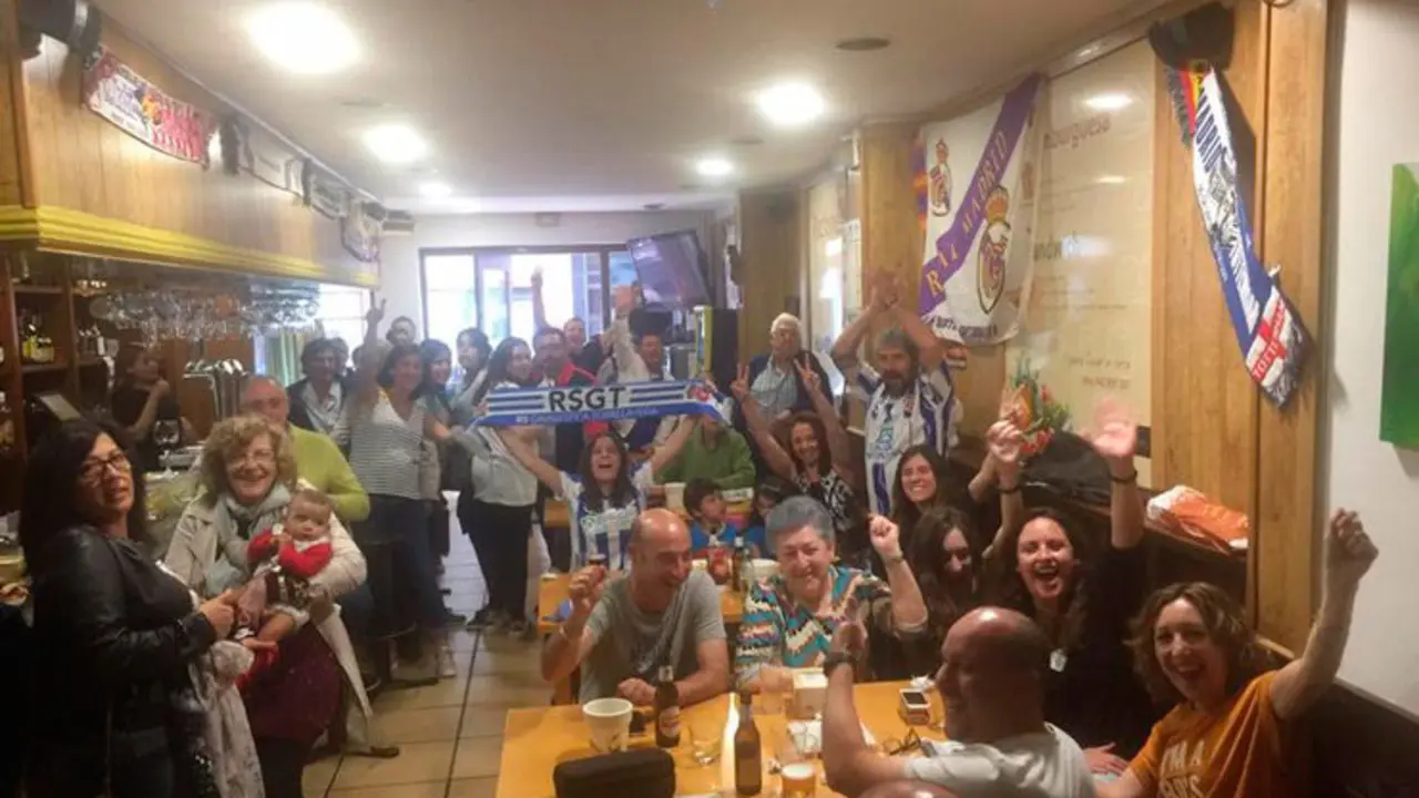 Aficionados de la Gimn&aacute;stica de Torrelavega celebran el ascenso a Segunda B en el bar Lorens. Foto- edc
