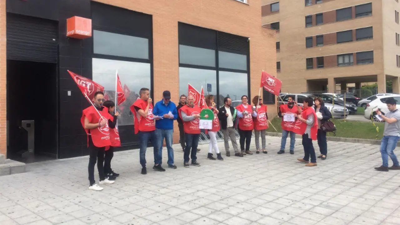 Protesta frente a uno de los contact center del Grupo Pitma