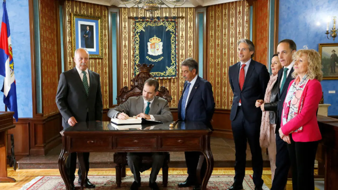 Felipe VI firma ante Barrio, Revilla, De la Serna, Gorostiaga, Ruiz y D&iacute;az Tezanos