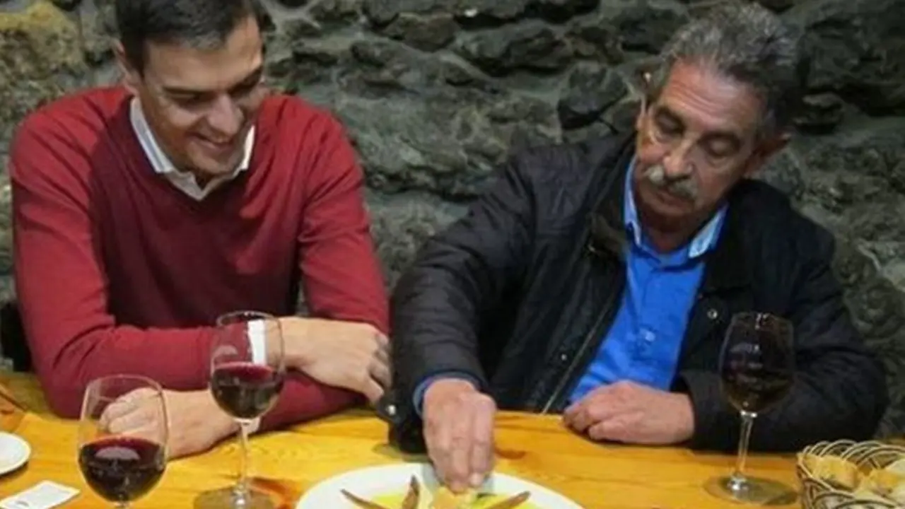 Pedro S&aacute;nchez y Miguel &Aacute;ngel Revilla, en una imagen de archivo