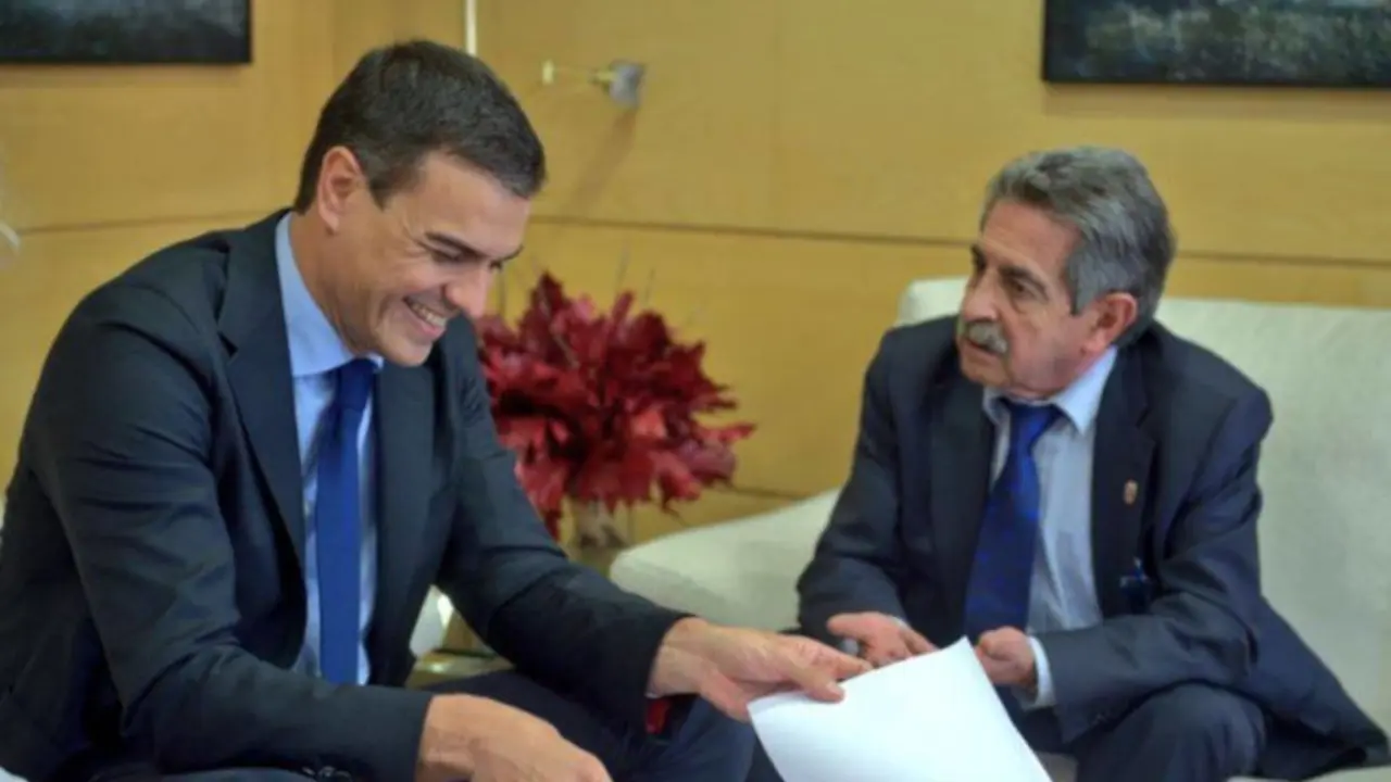 Pedro S&aacute;nchez y Miguel &Aacute;ngel Revilla durante una reuni&oacute;n | Facebook- Miguel &Aacute;ngel Revilla