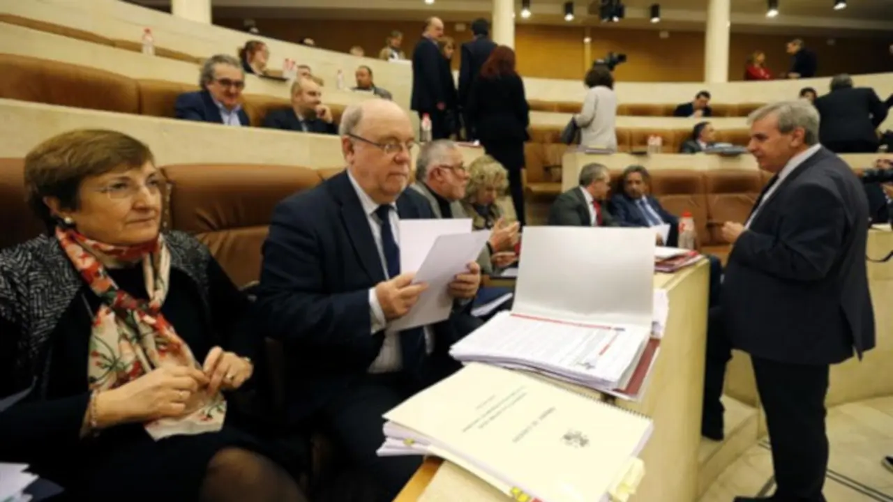Mar&iacute;a Luisa Real en el Parlamento de Cantabria junto a otros consejeros | Archivo