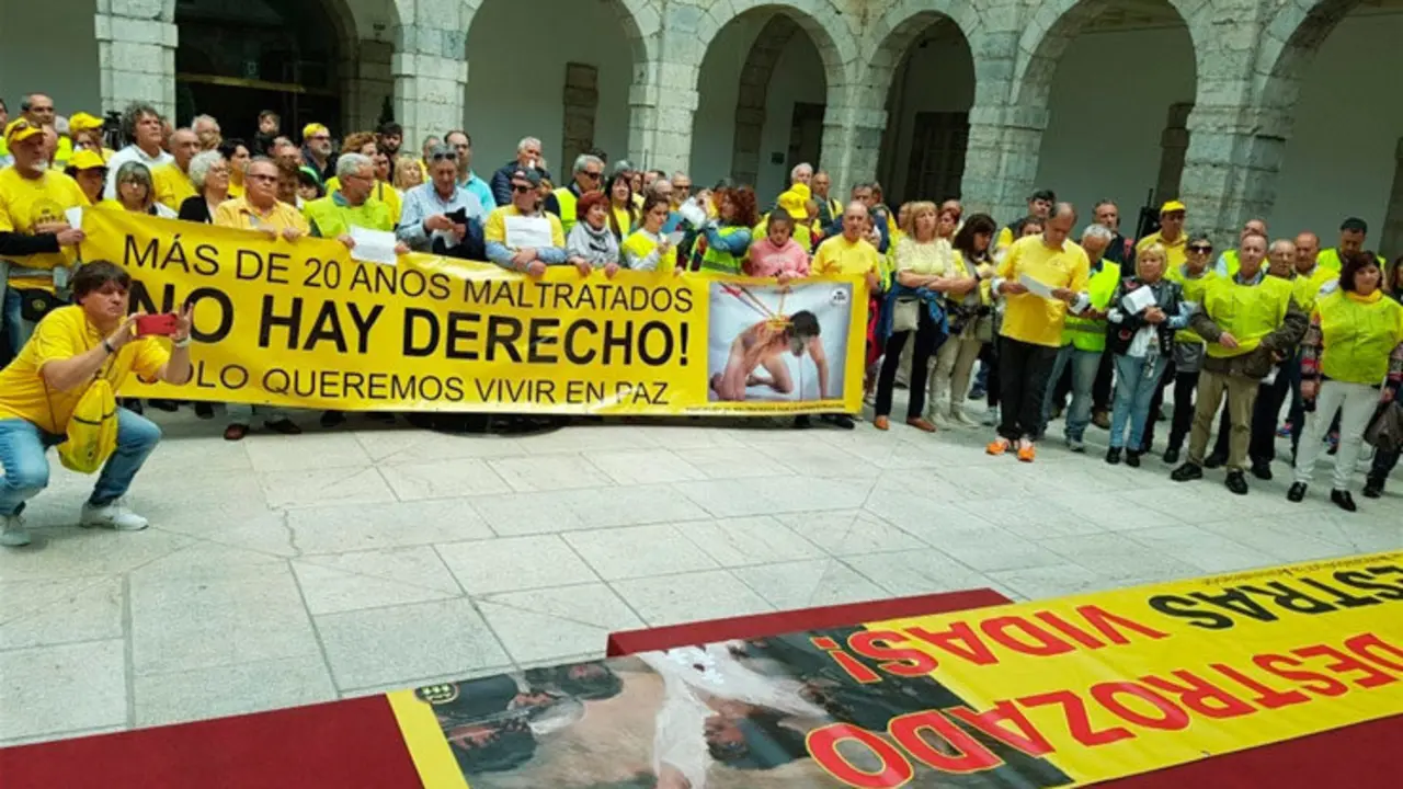 Miembros de AMA en el Parlamento de Cantabria