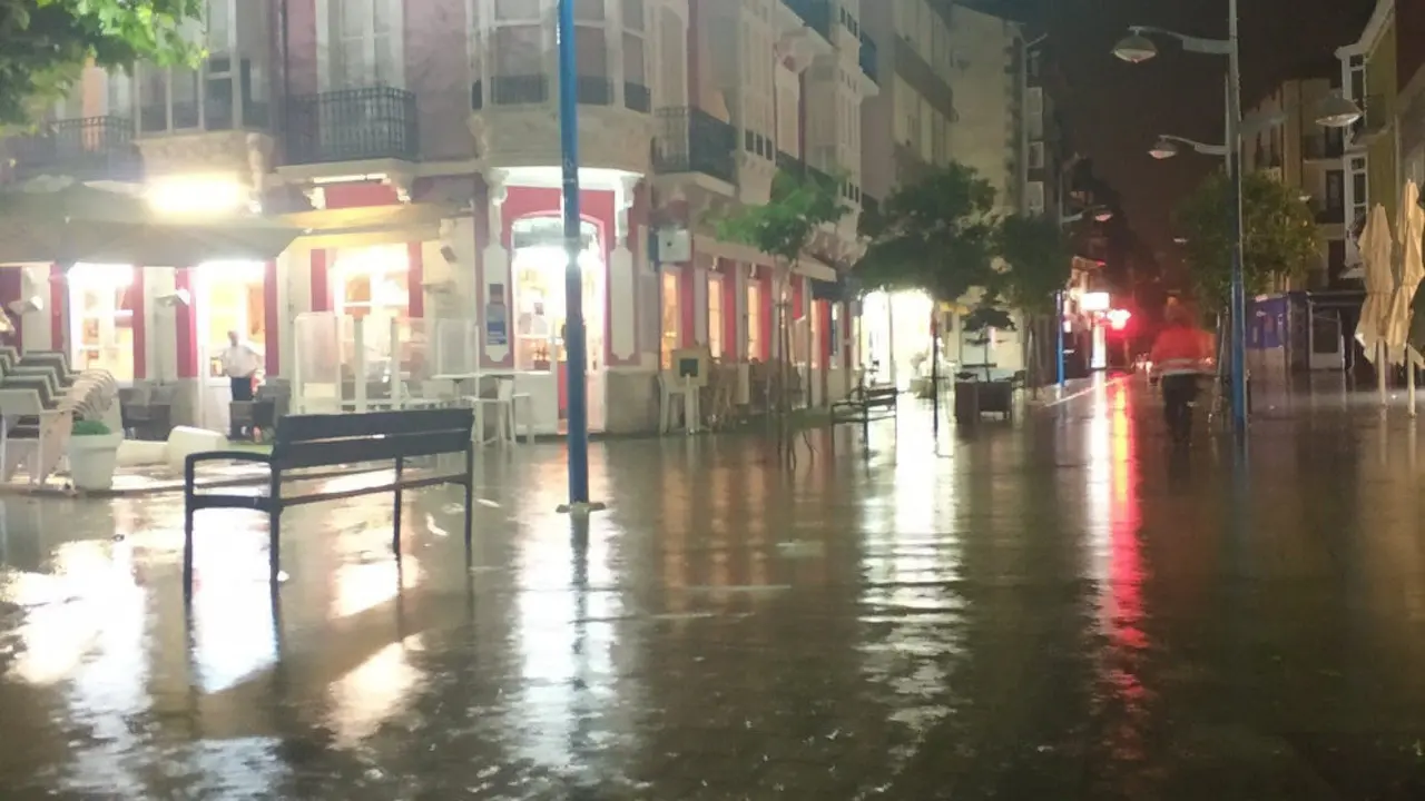 Calle inundada anoche en Santo&ntilde;a