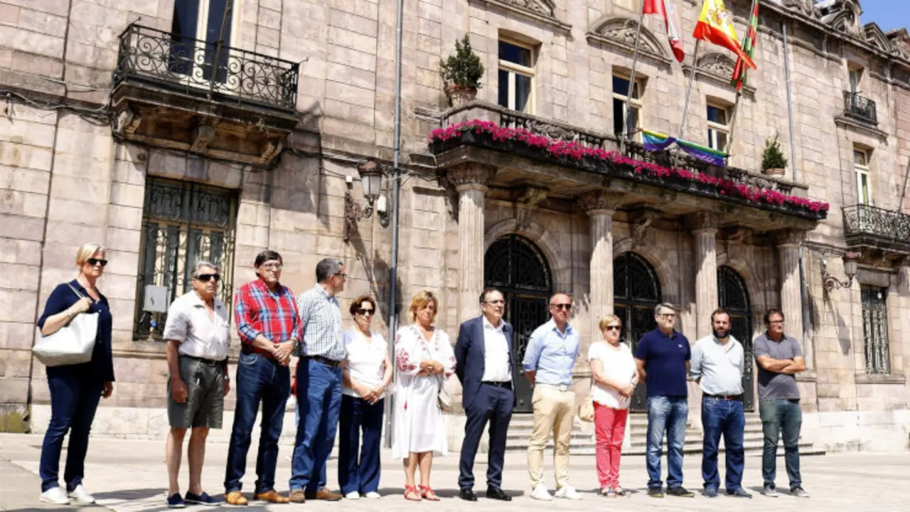 Minuto de silencio en Torrelavega