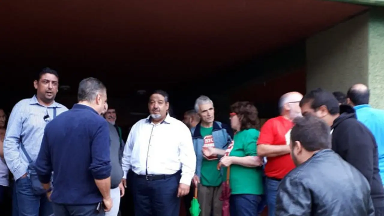 Activistas y vecinos celebran la paralizaci&oacute;n del desahucio. Fotos AM y Stop Desahucios