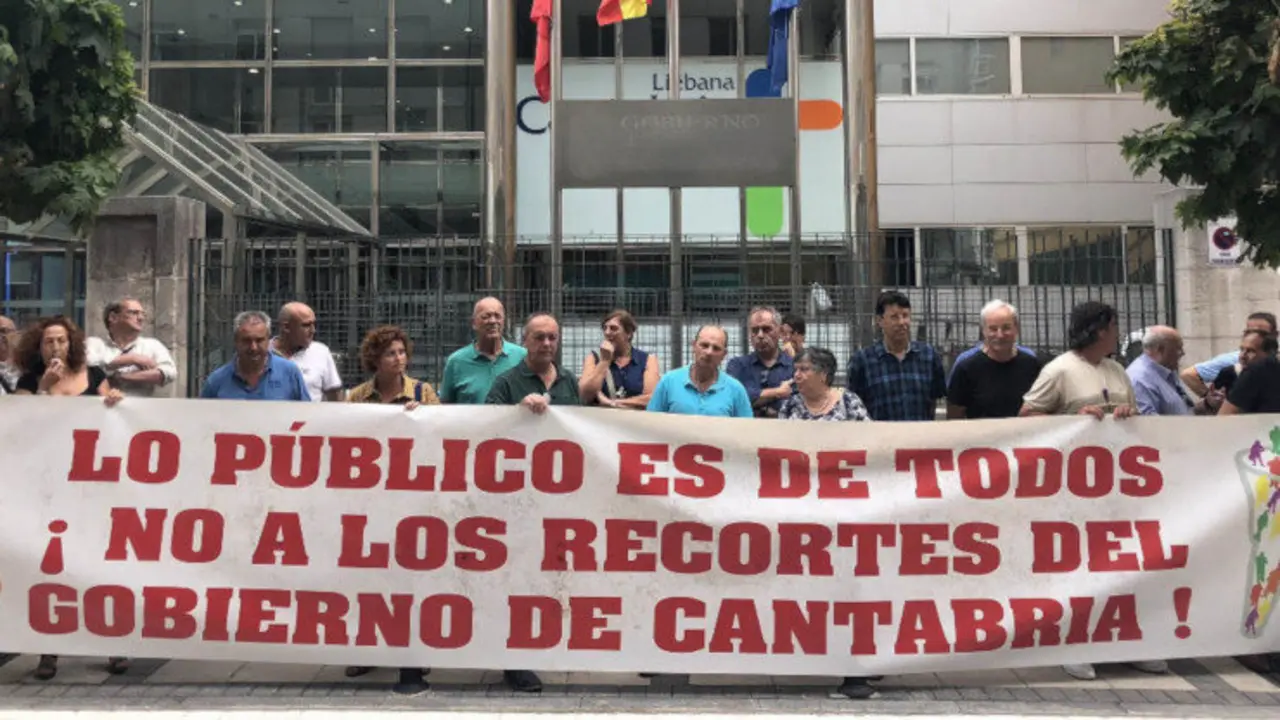 Manifestaci&oacute;n frente al Gobierno contra los recortes