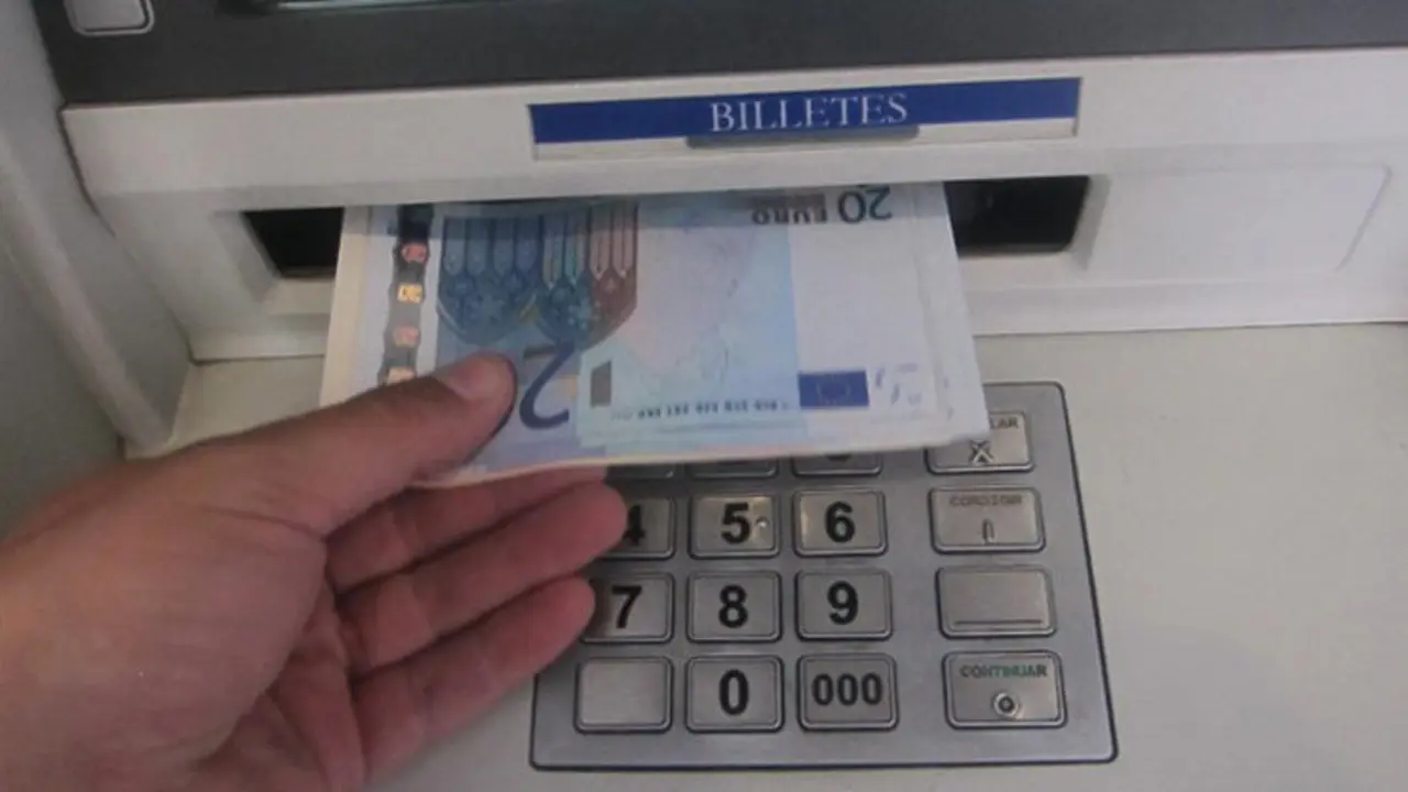 La-mujer-extra&iacute;a-dinero-de-