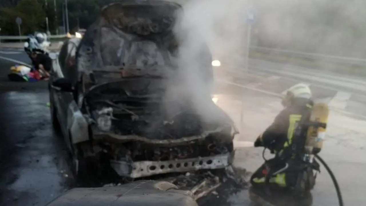 Un-bombero-apaga-el-fuego-e