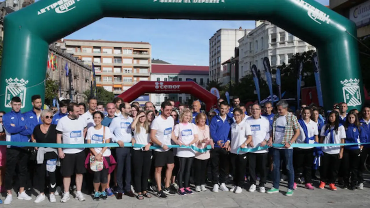 Los jugadores de la Gimn&aacute;stica de Torrelavega han sido los encargados de cortas la cinta