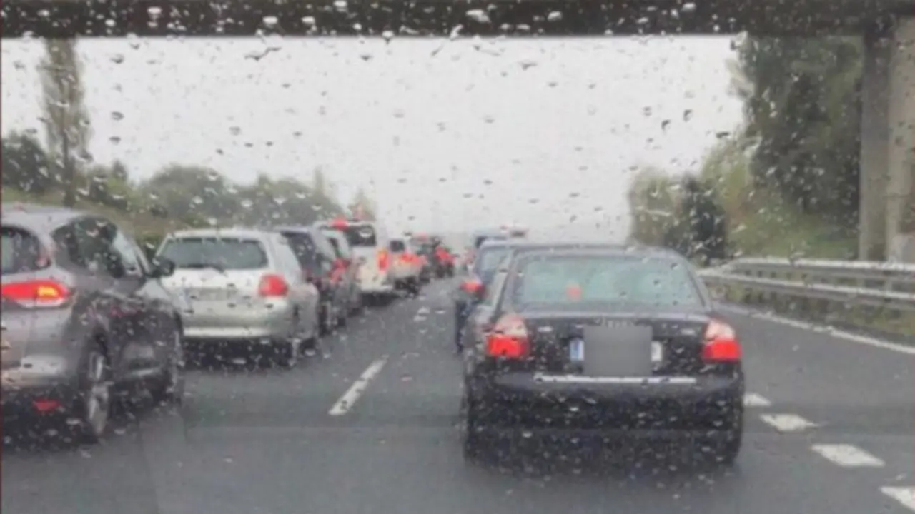 Retenciones en la A-8 | Foto- DYA Cantabria