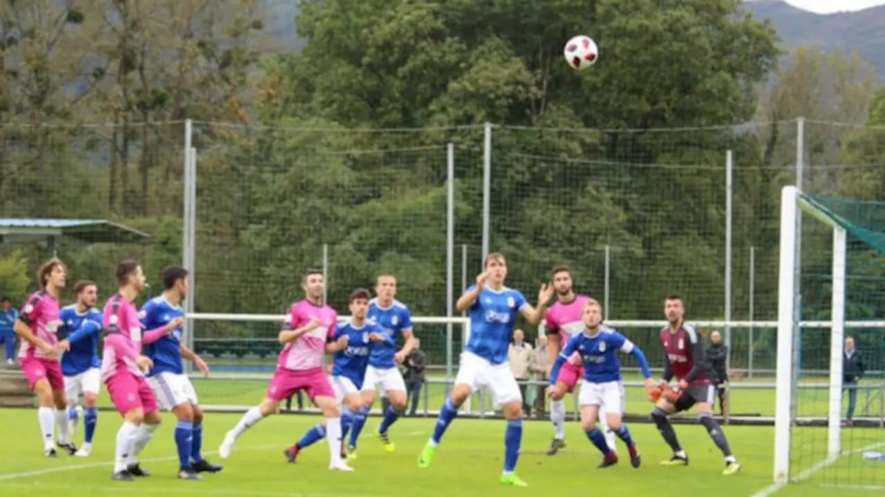 Un instante del partido entre el Real Oviedo B y la Gimn&aacute;stica de Torrelavega