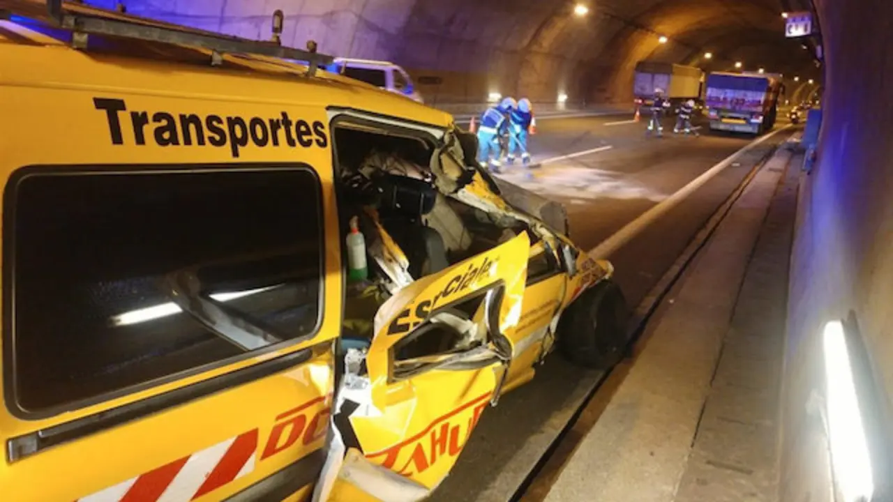 Estado en el que ha quedado la furgoneta en el t&uacute;nel de Somaconcha