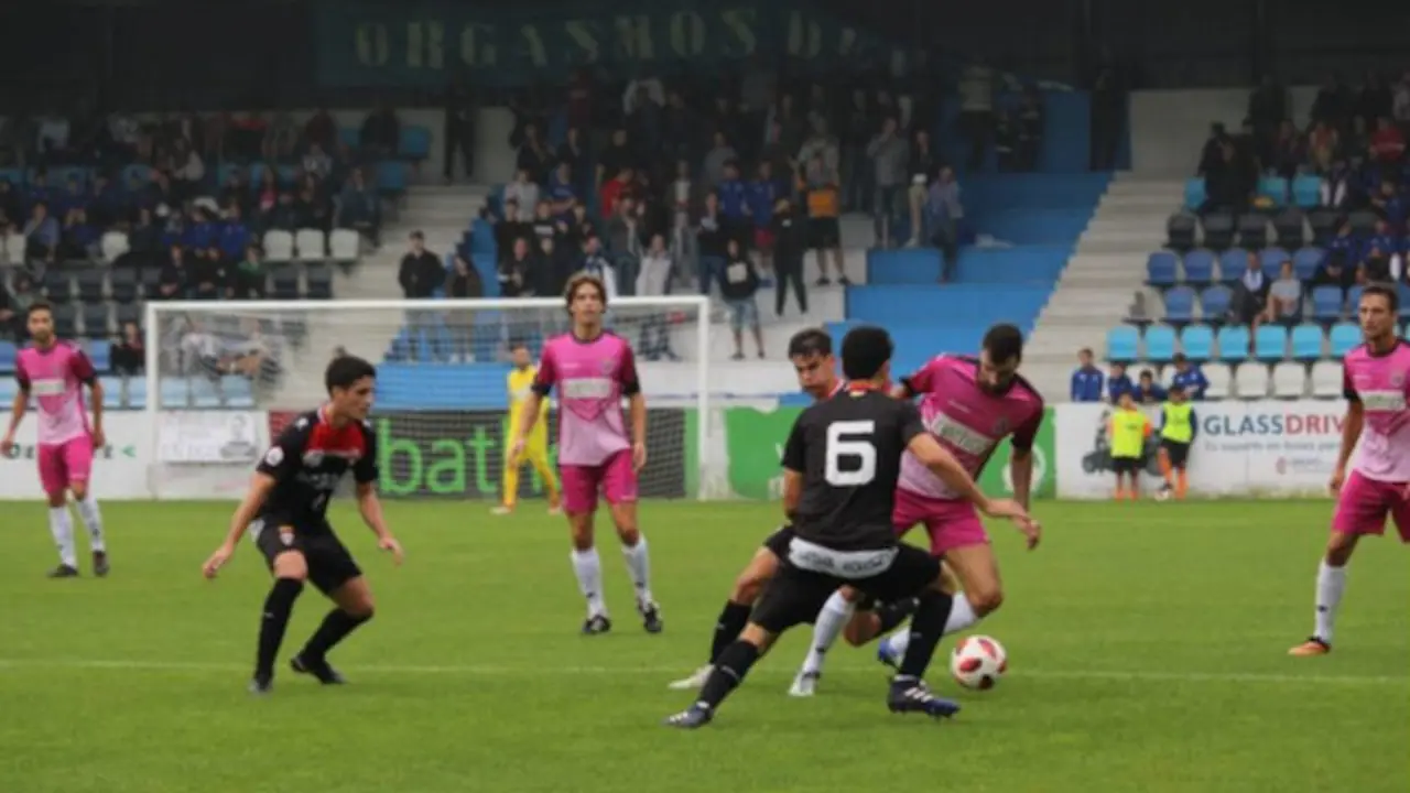 Un instante del partido entre la Gimn&aacute;stica de Torrelavega y la UD Logro&ntilde;&eacute;s
