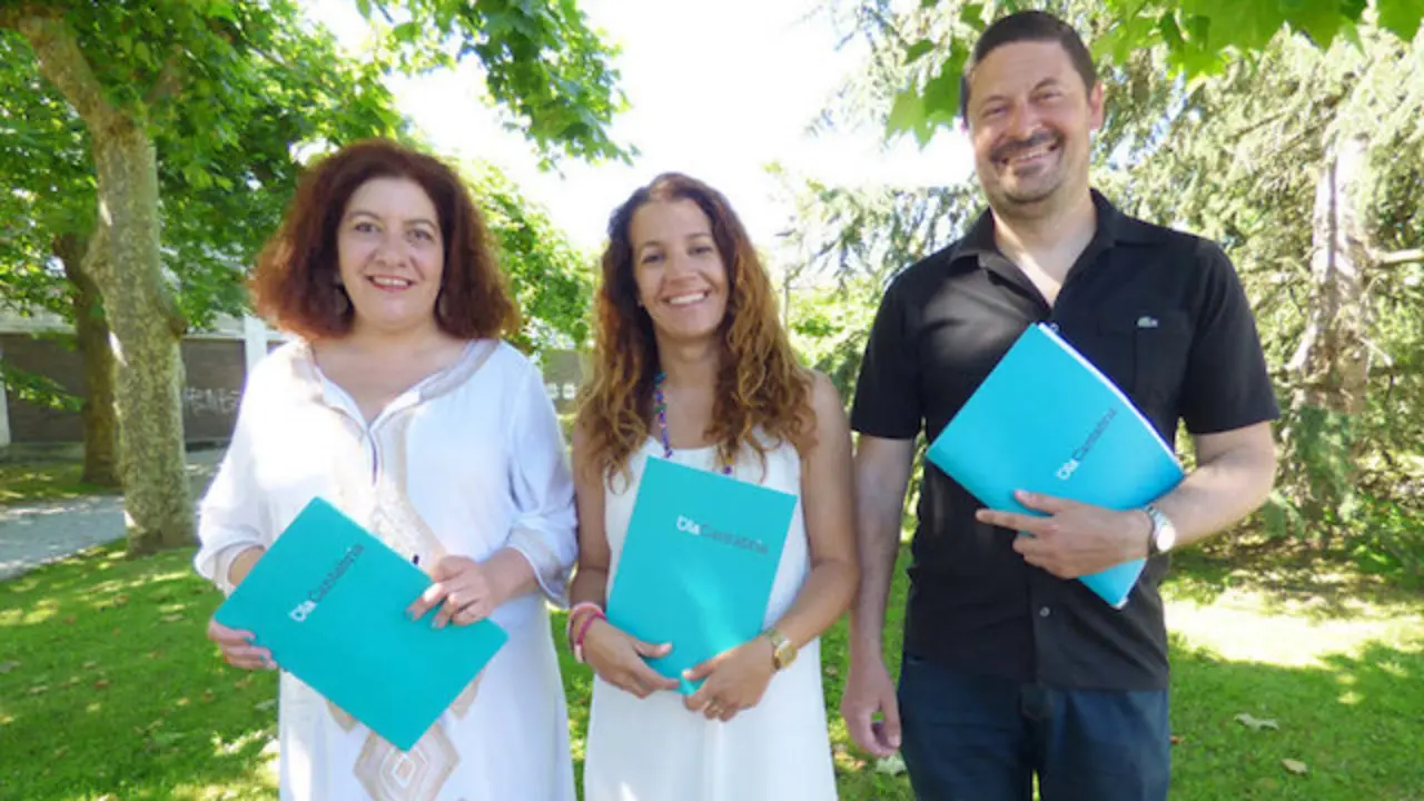 De izquierda a derecha, Beatriz Hazas, secretaria General de OlaCantabria; Lidia Laso, presidenta, y Ram&oacute;n Gonz&aacute;lez, secretario de Organizaci&oacute;n