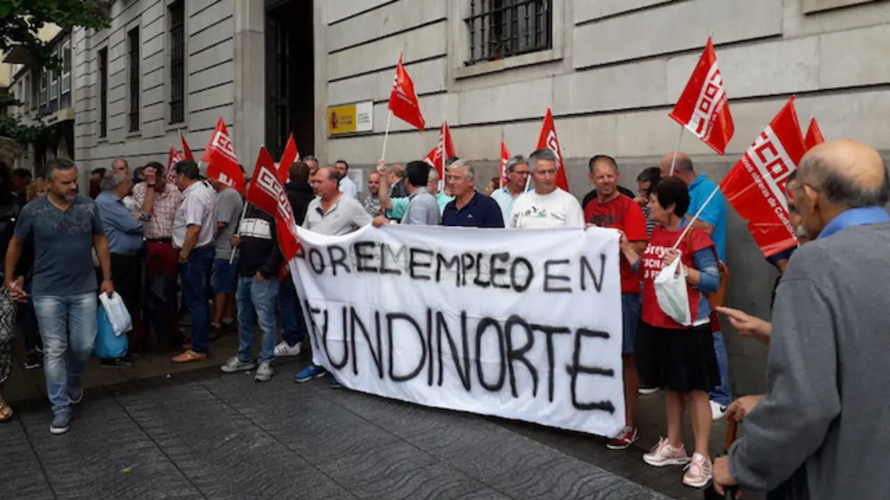 Concentraci&oacute;n de la plantilla de Fundinorte frente a la Delegaci&oacute;n del Gobierno