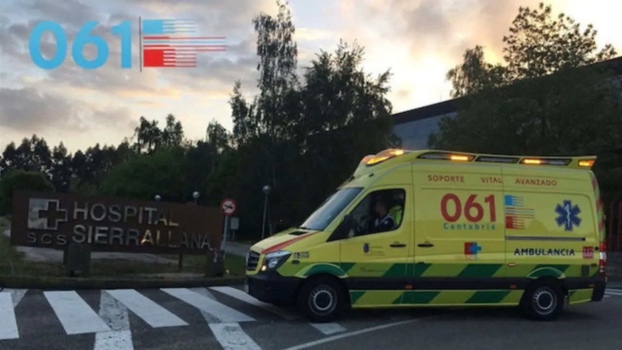 Ambulancia del 061 en el Hospital de Sierrallana