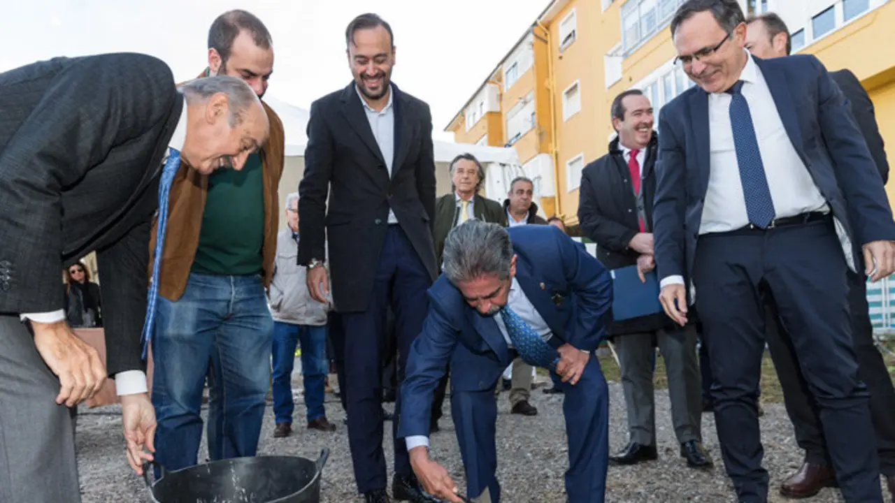 Colocaci&oacute;n de la primera piedra