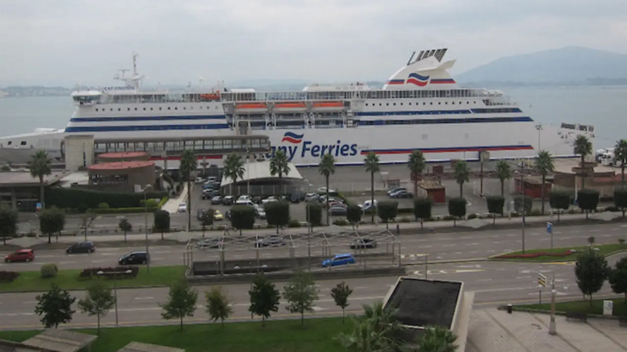 Ya ha comenzado a instalarse la valla del Puerto de Santander