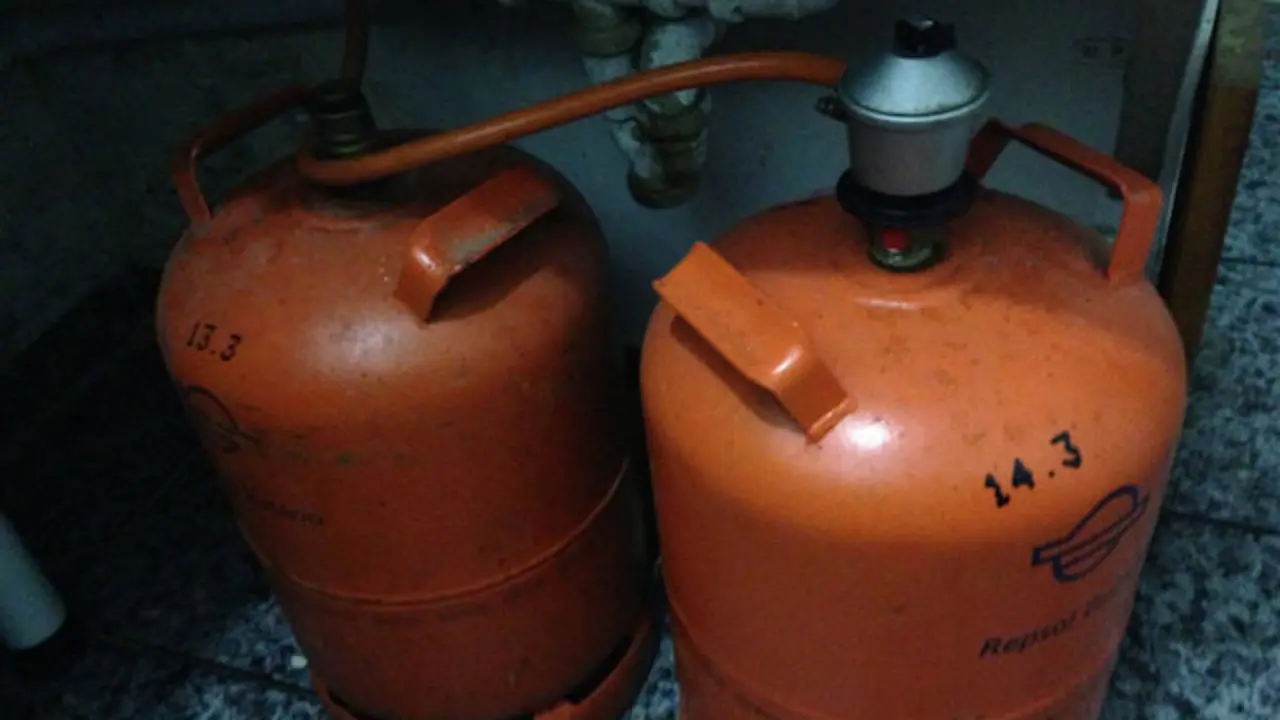 Una vecina se atrinchera con bombonas de butano en Ramales, provocando el desalojo de un edificio