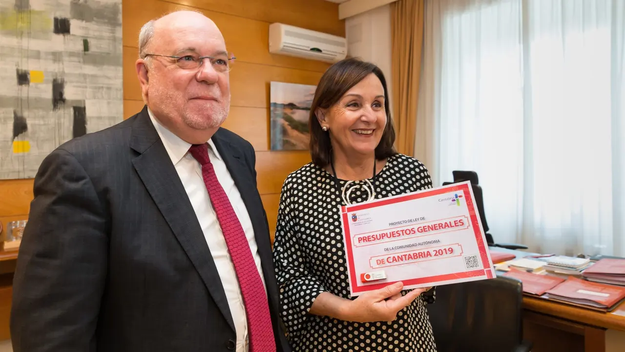 Sota registra los presupuestos en el Parlamento