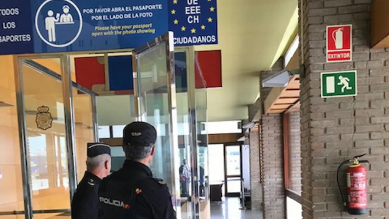 Polic&iacute;as en el aeropuerto de Santander