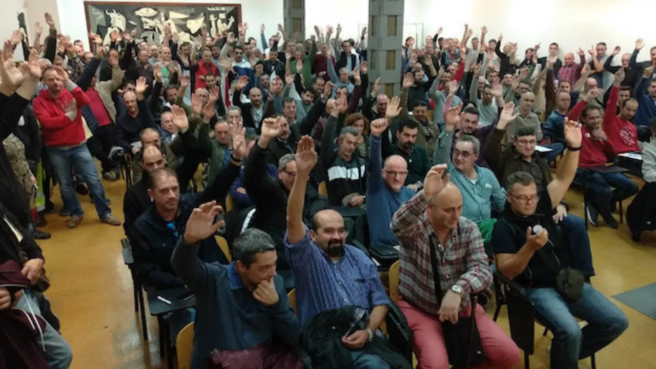 Delegados de CCOO y UGT votan el preacuerdo del convenio colectivo del metal