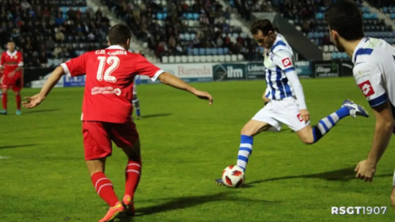 Instante del partido entre la Gimn&aacute;stica y el Izarra