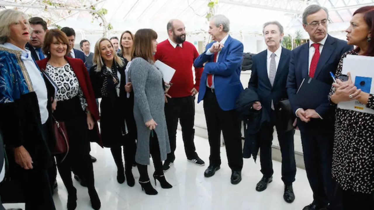 El consejero de Presidencia y Justicia, Rafael de la Sierra, junto a los diputados del Parlamento de Cantabria