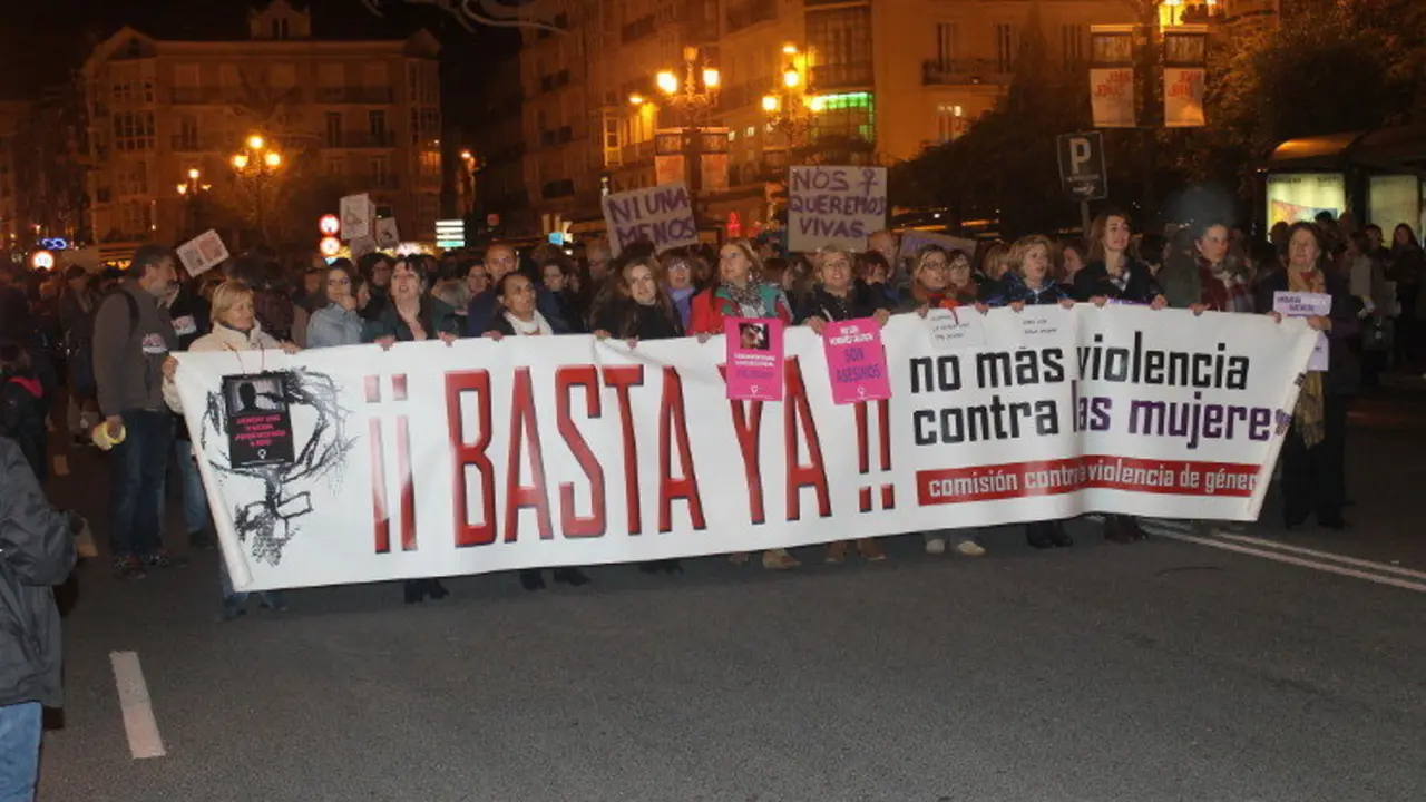 Imagen de archivo de la manifestaci&oacute;n contra la violencia de g&eacute;nero por las calles de Santander