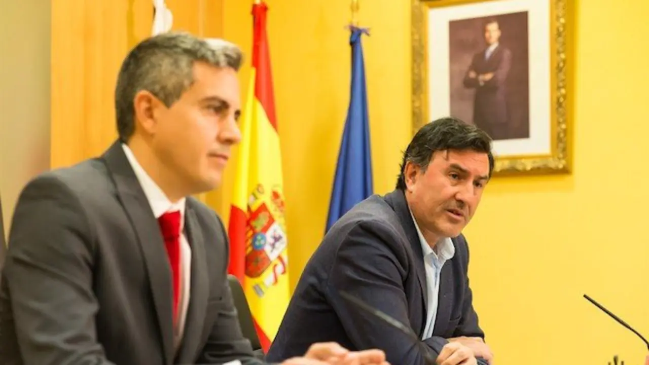 Pablo Zuloaga, y el consejero de Educaci&oacute;n, Cultura y Deporte, Francisco Fern&aacute;ndez Ma&ntilde;anes