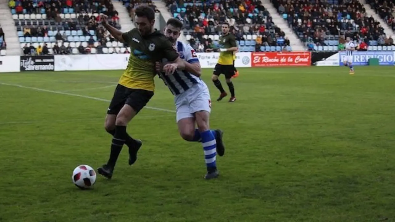 Gimn&aacute;stica de Torrelavega y Langreo en el partido de hoy | Foto- @RSGimnastica