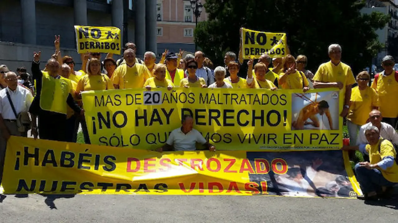 Manifestaci&oacute;n de afectados por los derribos frente al Senado