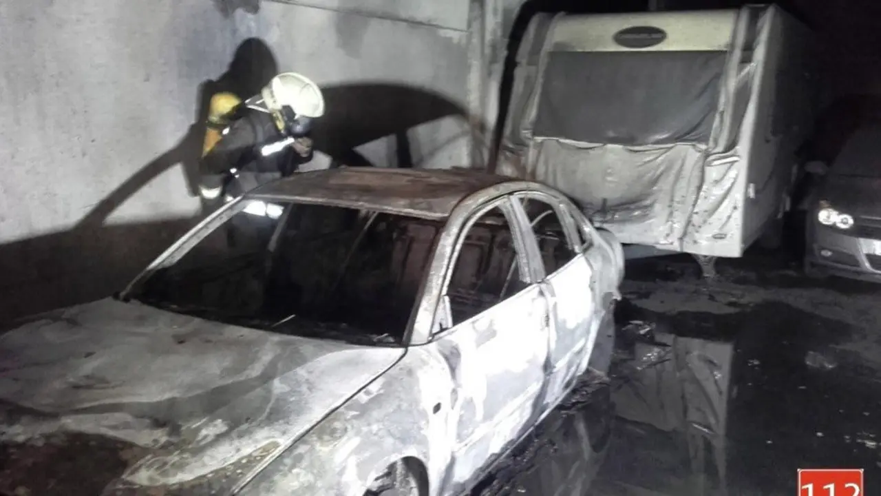 Extinguido un incendio en una nave de Unquera. Foto- 112