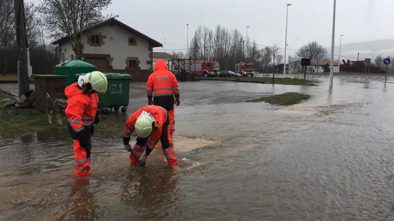 El Saja se ha desbordado a su paso por Villanueva de la Pe&ntilde;a