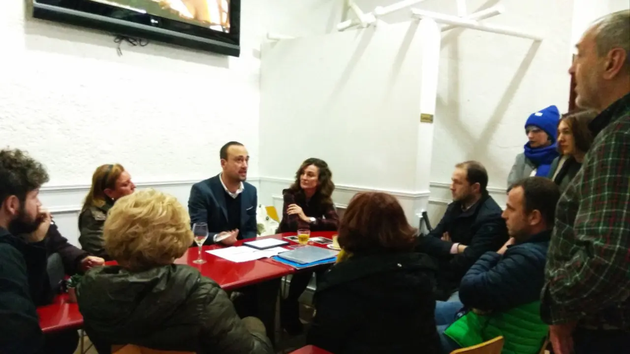 El concejal de Obras, Javier L&oacute;pez Estrada, durante la reuni&oacute;n con comerciantes