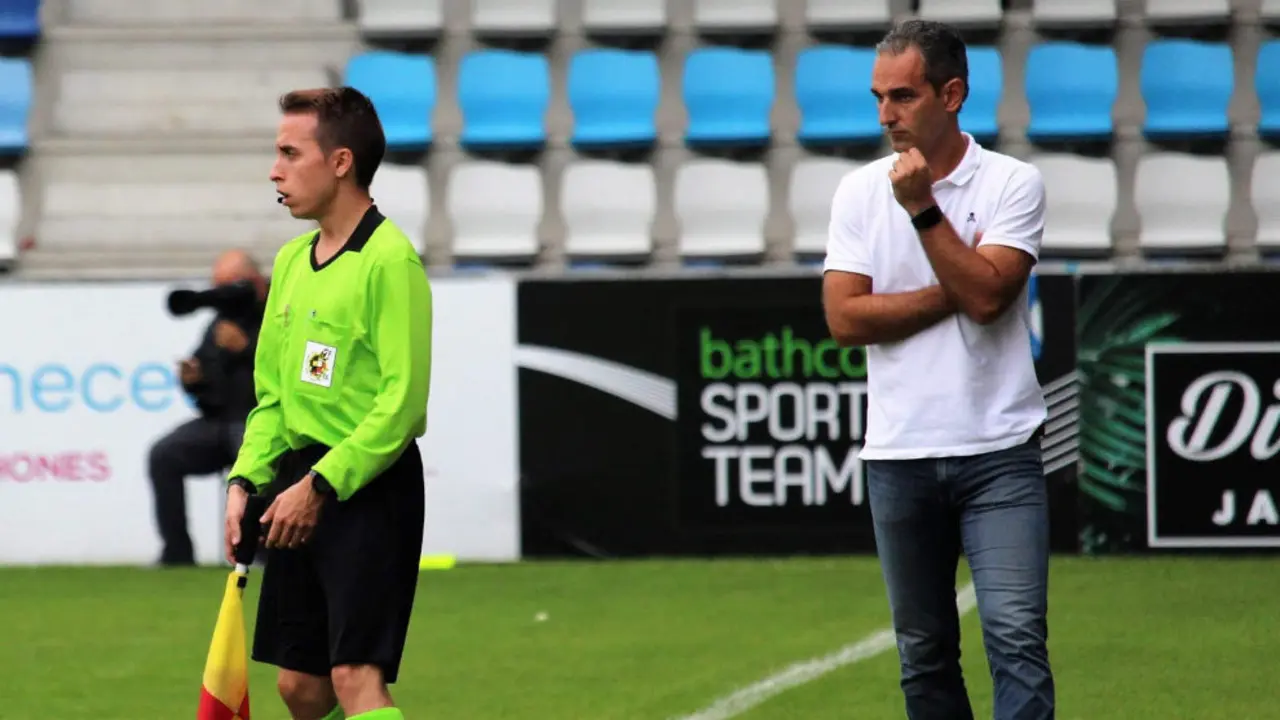El ext&eacute;cnico de la Gimn&aacute;stica, Pablo Lago, durante un encuentro | Foto: Real Sociedad Gimn&aacute;stica de Torrelavega
