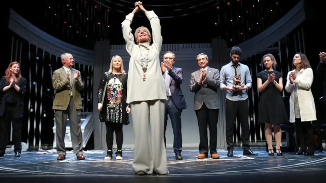 Concha Velasco recibiendo la ovaci&oacute;n del p&uacute;blico