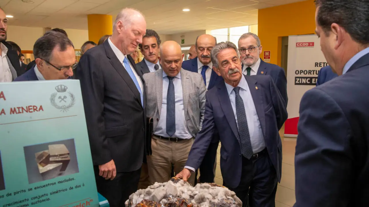 Miguel &Aacute;ngel Revilla y otras autoridades han asistido a la apertura de la jornada 'Retos y oportunidades del zinc en Cantabria' | Foto: Miguel L&oacute;pez
