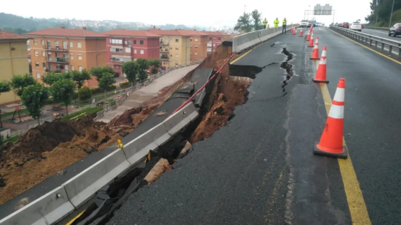 Corte de la A-67 por el desprendimiento de un carril afectado por obras tras las intensas lluvias registradas en las &uacute;ltimas horas