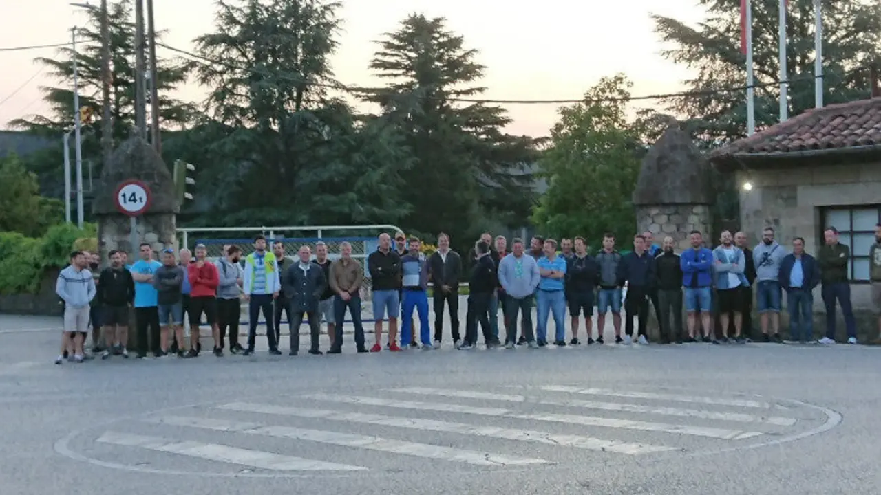 Concrentraci&oacute;n de los trabajadores de la Global Special Steel de Los Corrales de Buelna en un nuevo d&iacute;a de huelga