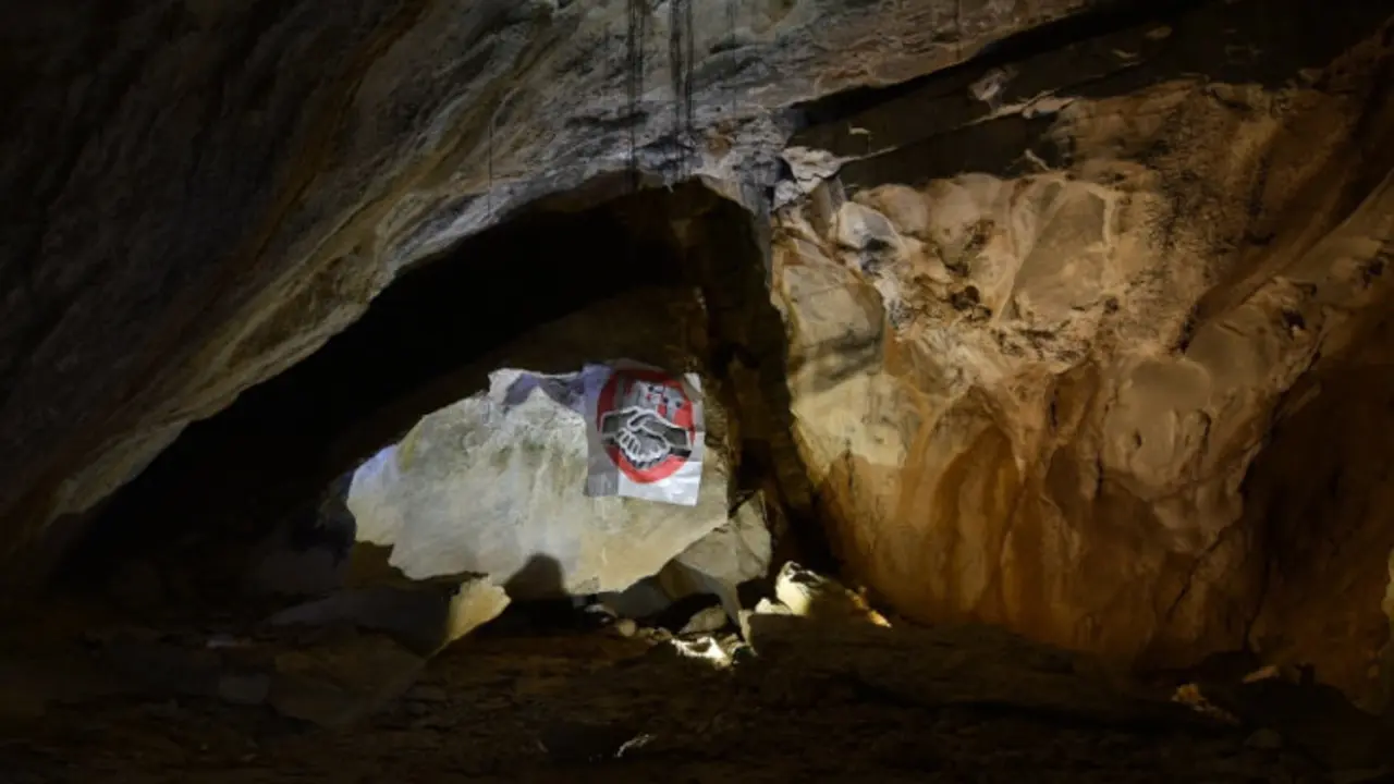 Placa colocada por UGT en la cueva de Las Cascajosas en recuerdo a hist&oacute;ricos militantes y combatientes del franquismo