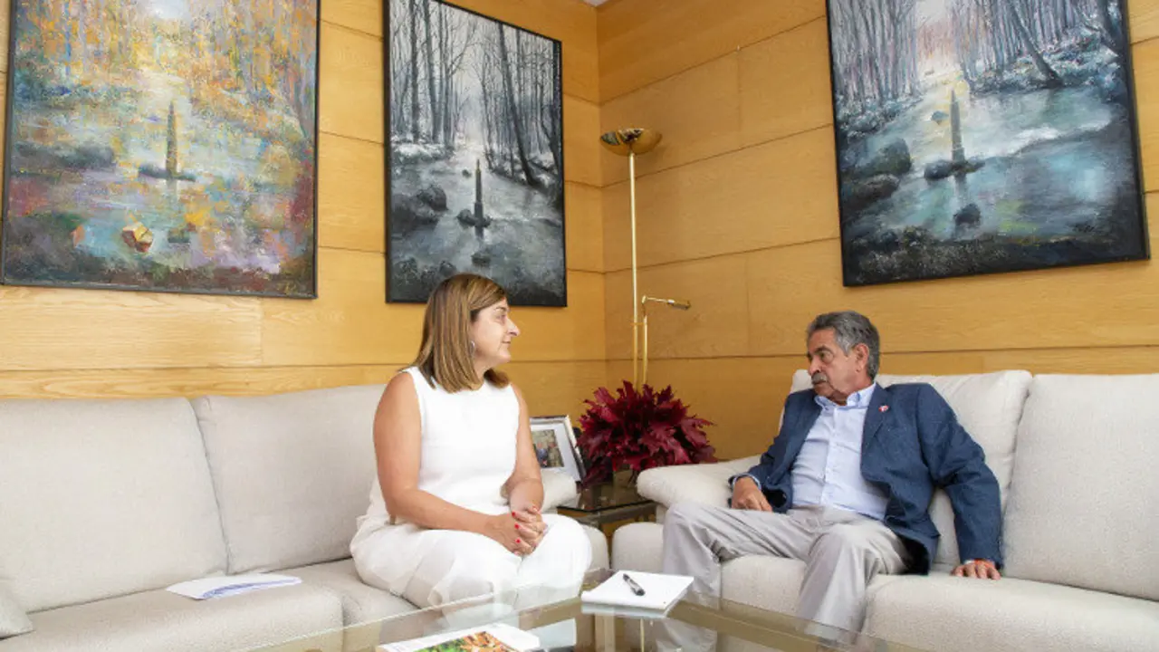 La presidenta del PP Mar&iacute;a Jos&eacute; S&aacute;enz de Buruaga se re&uacute;ne con el presidente de Cantabria y secretario general del PRC Miguel &Aacute;ngel Revilla