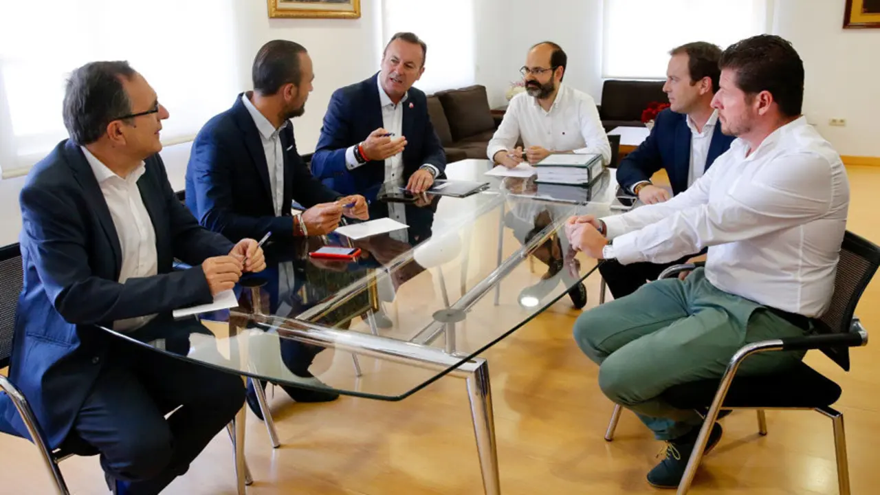 Reuni&oacute;n consejero Desarrollo Rural, Guillermo Blanco, y equipo gobierno Torrelavega