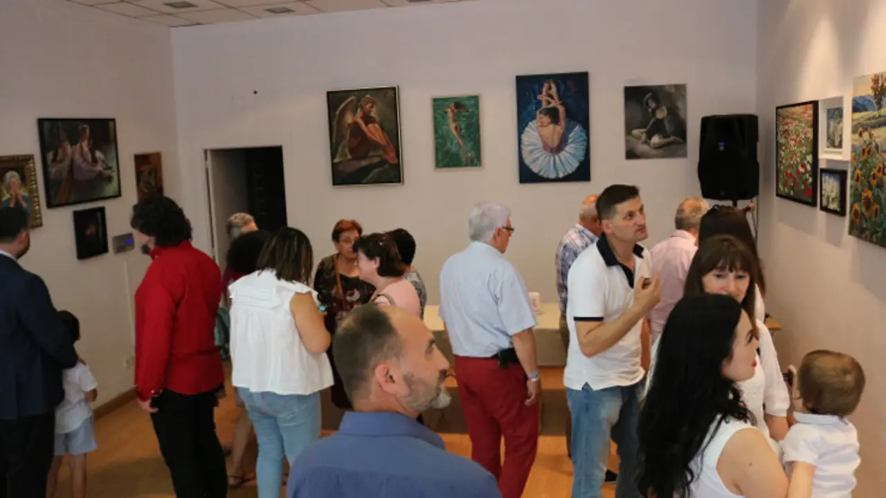 EuropaPress_2281701_Exposici&oacute;n_de_pintura_en_Torrelavega